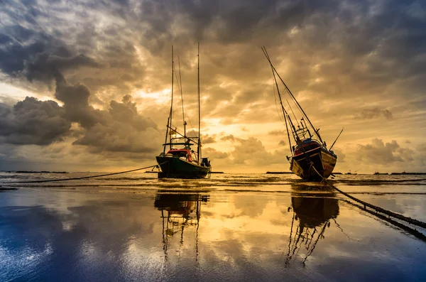 Pesca barca di mare e alba — Foto Stock