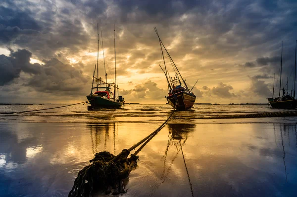 Pesca barca di mare e alba — Foto Stock