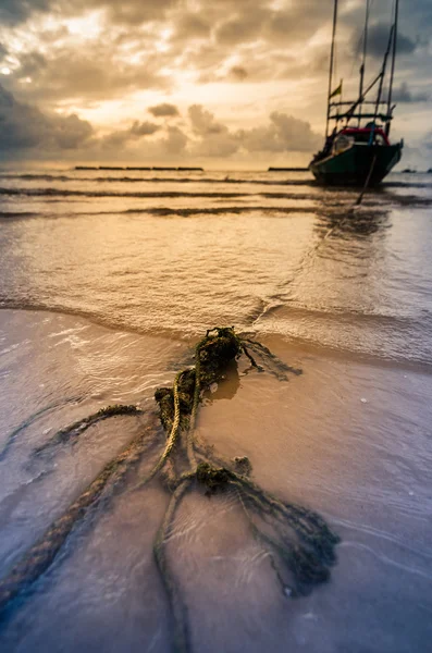 Pesca barco do mar e nascer do sol — Fotografia de Stock