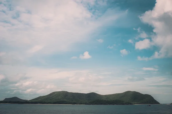 绿色的岛屿和海洋自然景观复古 — 图库照片