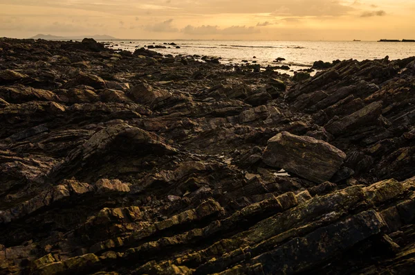 Rocha e mar de manhã — Fotografia de Stock