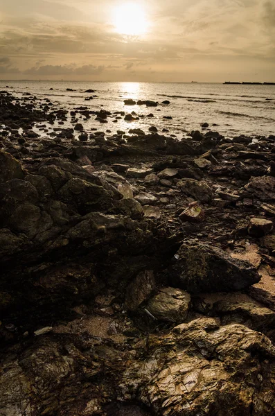 Рок и море по утрам — стоковое фото