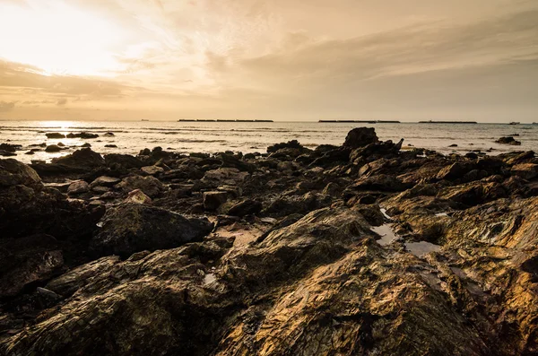 Rock en zee in de ochtend — Stockfoto