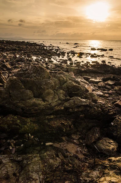 Рок и море по утрам — стоковое фото