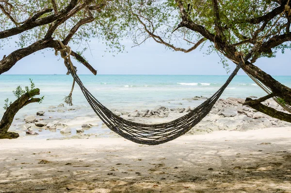 Hangmat en zee strand — Stockfoto