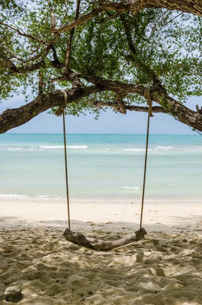 Swing op strand — Stockfoto