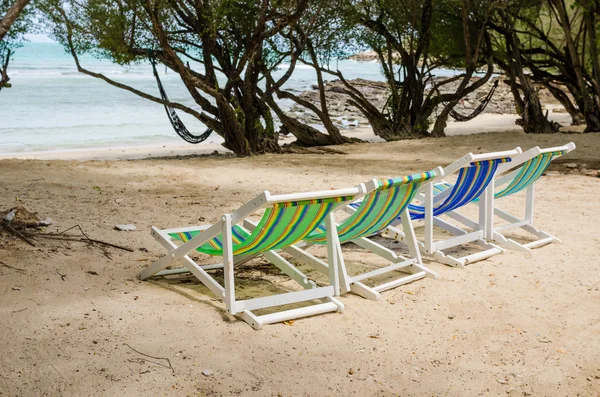 Chaise colorée plage — Photo