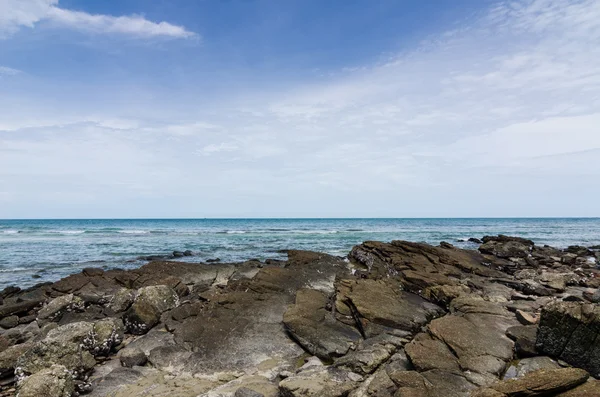 Beach and blue sea — Stock Photo, Image