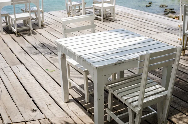 Muelle de madera Silla blanca y mesa — Foto de Stock