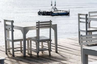 Ahşap dock beyaz sandalye ve masa