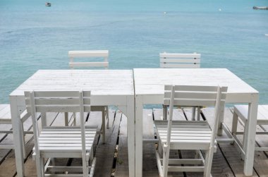 Ahşap dock beyaz sandalye ve masa