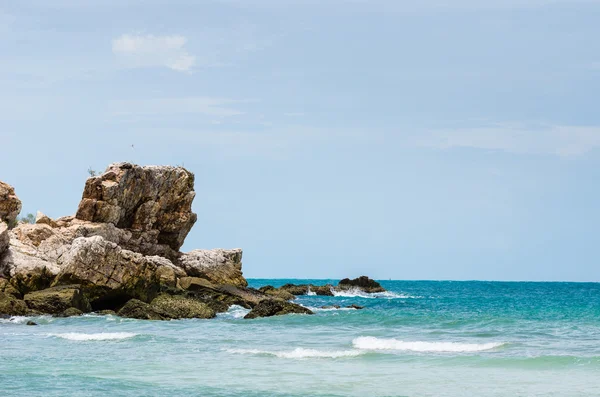 Beach and blue sea — Stock Photo, Image