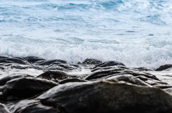 Plaj ve mavi deniz — Stok fotoğraf