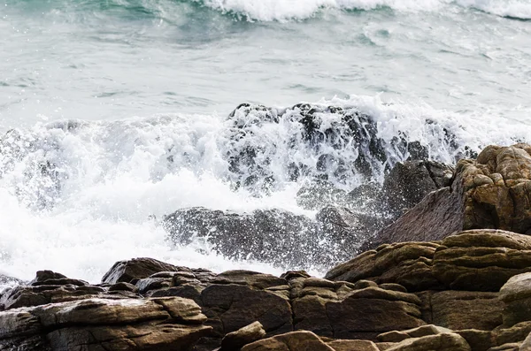 Волна и синее море — стоковое фото