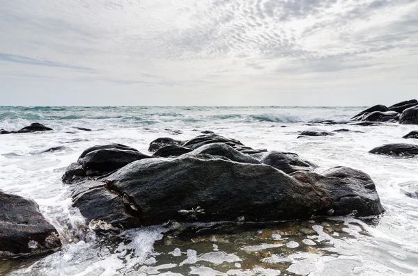 Пляж и синее море — стоковое фото