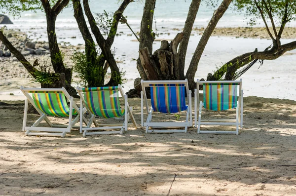 Kleurrijke strandstoel — Stockfoto