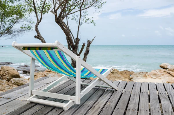 Kleurrijke strandstoel — Stockfoto