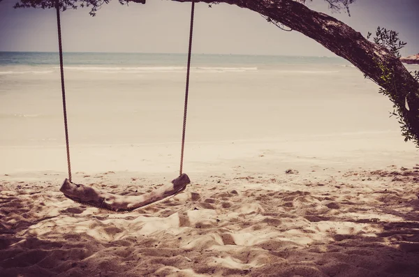 Swing op strand vintage — Stockfoto