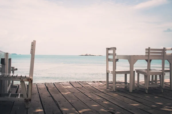 Hout dock wit stoel en tabel vintage — Stockfoto