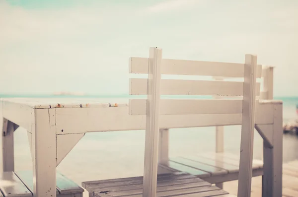 Quai en bois Chaise blanche et table vintage — Photo