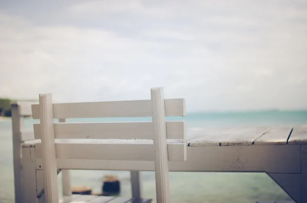 Quai en bois Chaise blanche et table vintage — Photo