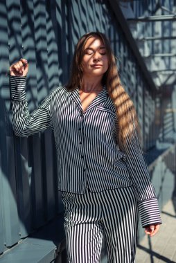 Pantolon giymiş kız güneşte rüya görüyor.