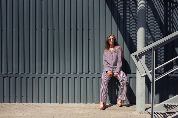 Una Bella Ragazza Con Gli Occhiali Vicino Grande Edificio Una — Foto Stock