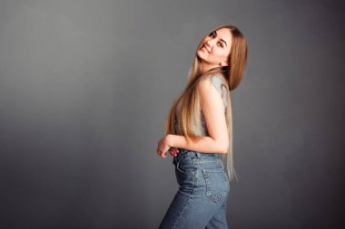 Kotla yan yana duran bir kızın portresi ve hiç rötuş yapmadan gri arka planına yumruk atan bir kız..