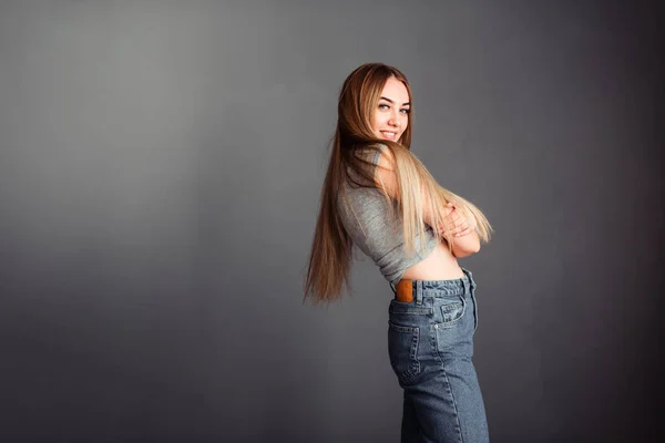 Foto Retrato Una Hermosa Chica Sonriente Sobre Fondo Gris Jeans —  Fotos de Stock