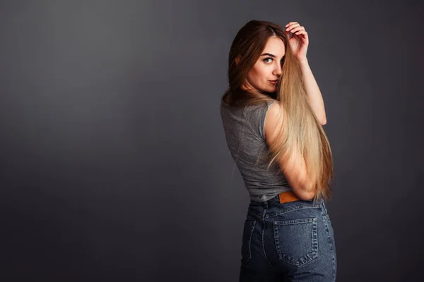 Evropská Dívka Šedém Svršku Džíny Blond Dlouhými Vlasy Stojí Bokem — Stock fotografie