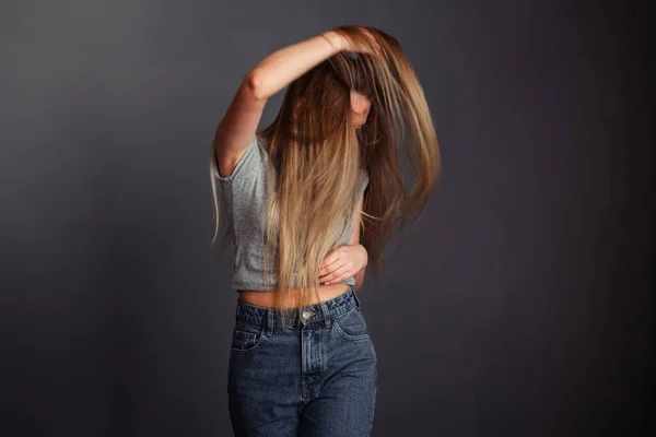 Menina Loira Dançando Com Mãos Levantadas Uma Camiseta Cinza Lisa — Fotografia de Stock