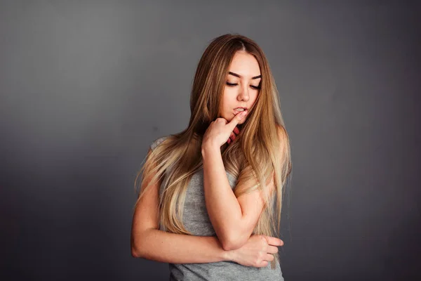 Une Fille Aux Yeux Bleus Regarde Perçant Dans Cadre Enveloppant — Photo