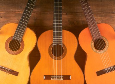 Ahşap arka planda klasik gitarlar