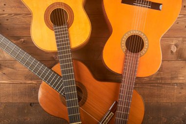 Ahşap arka planda klasik gitarlar
