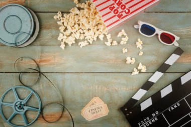 Ahşap zemin üzerinde retro sinema nesneleri
