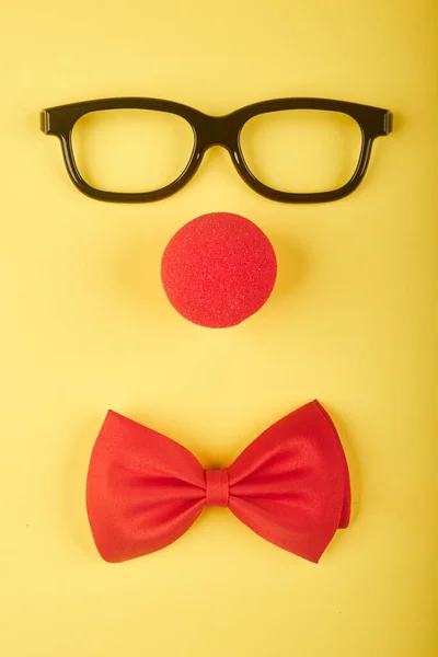 Zwarte Bril Clownsnuit Vormen Een Gezicht Rode Neus Dag Concept — Stockfoto