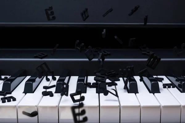 ピアノのキーボードにブラックノートが落ちてる 選択的焦点 — ストック写真