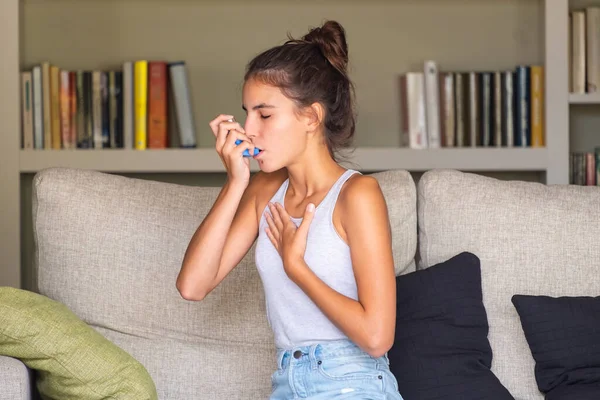 Chica Joven Que Tiene Ataque Asma Uso Inhalador Sentado Sofá — Foto de Stock