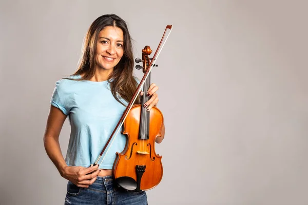 Donna Che Tiene Violino Uno Sfondo Grigio — Foto Stock