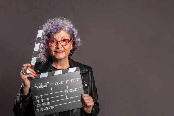 Porträt Einer Schönen Alten Frau Mit Einem Filmklöppel Auf Grauem — Stockfoto