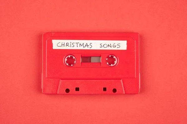 Аудиокассета Рождественскими Песнями Красном Фоне — стоковое фото