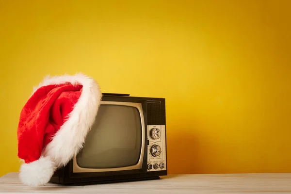 Televisione Retrò Con Cappello Natale Sfondo Giallo — Foto Stock