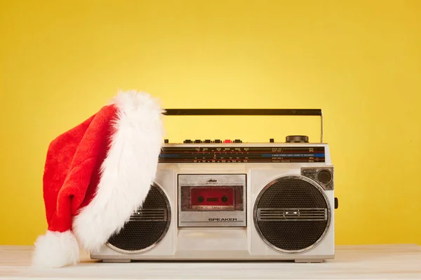 Sarı Arka Planda Noel Şapkası Olan Retro Radyo Kaseti — Stok fotoğraf