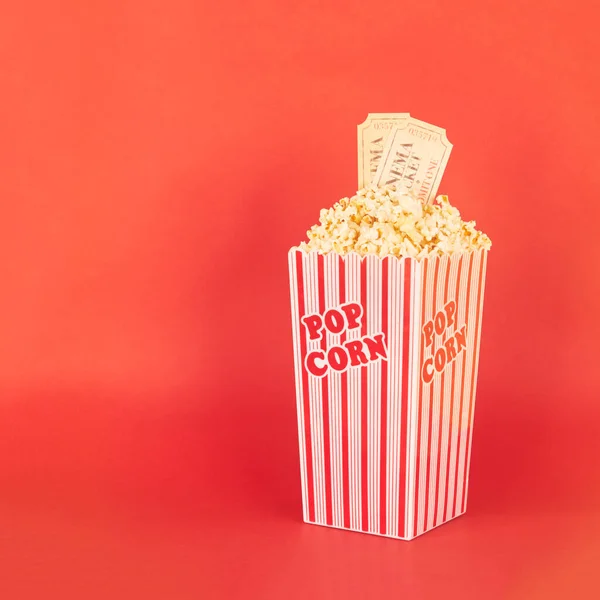 Palomitas Maíz Cubo Rojo Blanco Con Entradas Cine Fondo Rojo — Foto de Stock