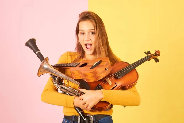 Joven Sorprendida Sosteniendo Instrumentos Musicales Sobre Fondo Rosa Amarillo —  Fotos de Stock