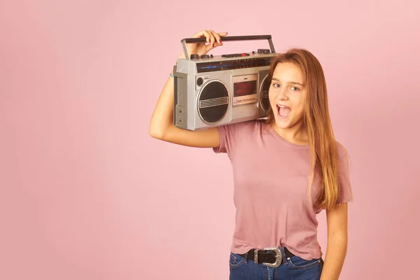 Νεαρή Γυναίκα Που Ακούει Μουσική Vintage Ραδιοφωνική Κασέτα Ροζ Φόντο — Φωτογραφία Αρχείου