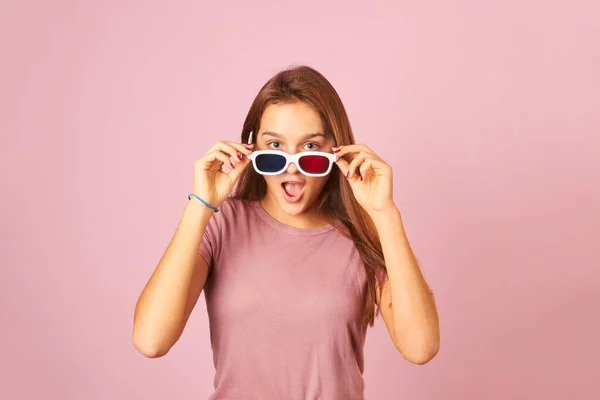 Junge Frau Sieht Einen Film Mit Brille Auf Rosa Hintergrund — Stockfoto