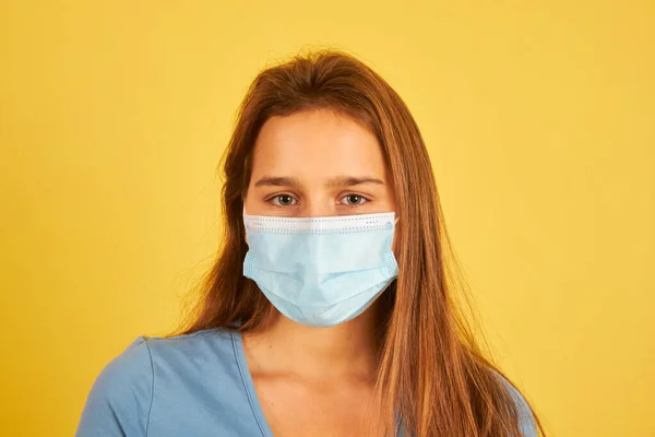 戴口罩的年轻貌美女子 以防止感染考拉病毒 — 图库照片