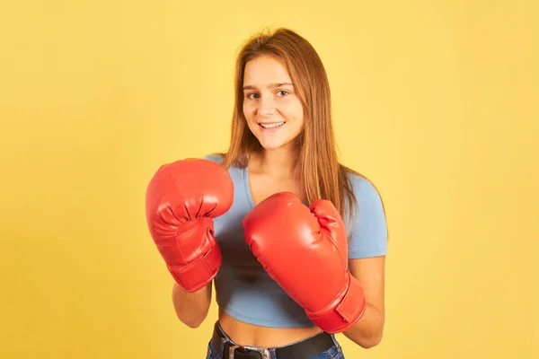Портрет Молодой Женщины Бойца Красных Боксёрских Перчатках Жёлтом Фоне — стоковое фото