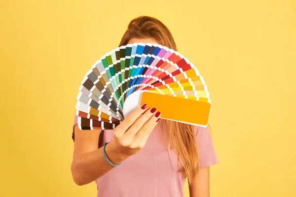 Interieur Ontwerper Vrouw Met Een Kleurengids Palet Geïsoleerd Gele Achtergrond — Stockfoto